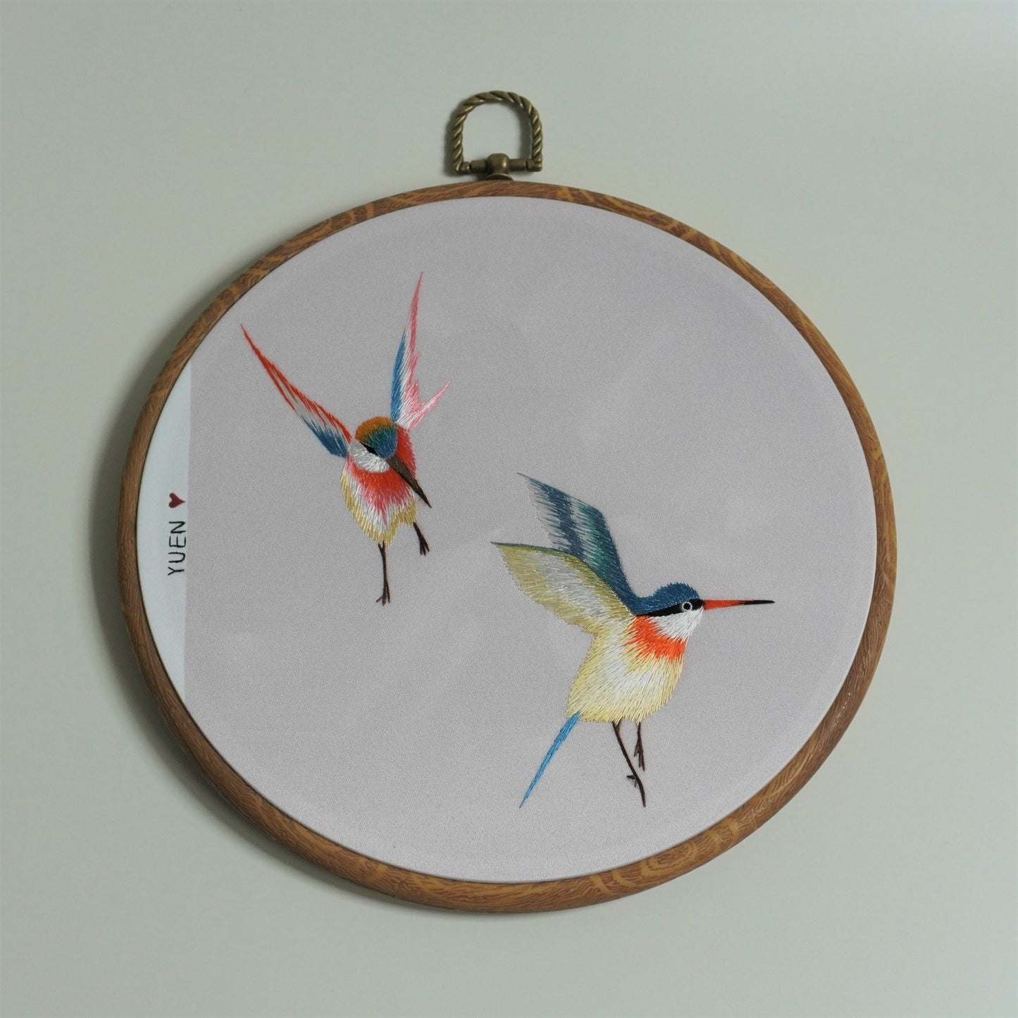 Colorful hummingbird hand-embroidery hoop art. 20cm silk thread wall decor.